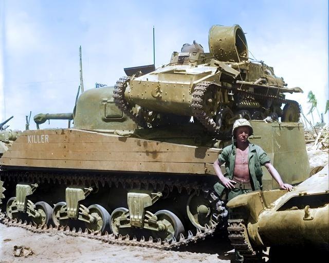 1944年3月，打扫战场时，美军缴获一辆日军迷你小坦克，将其绑在谢尔曼坦