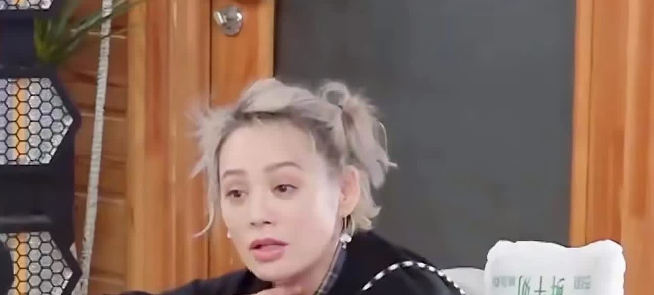 宁静问了汪峰一个问题，你家人口复杂吗？汪峰回答：不复杂，女儿，一个阿姨。看汪峰慢