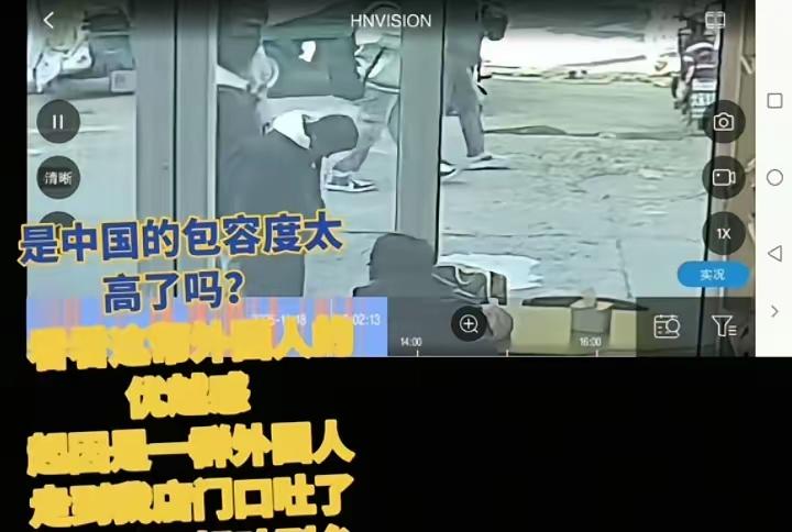 一群外国留学生朝店门口吐痰，店主觉得受到了侮辱，起身出门理论，必须让他们擦掉。