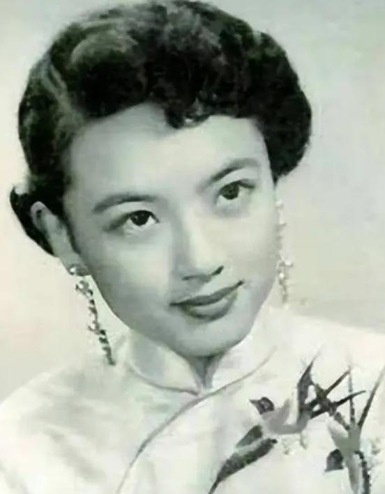 一天，27岁的司令员叶飞正要沉沉入睡，突然，警卫员闯入，拉着一个身材曼妙的女子，