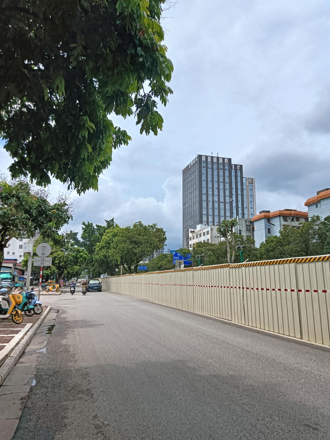 刚经过贵港市港南区大转盘至郁江桥路段，见主干道正封闭施工车辆只能半幅通行。听旁人