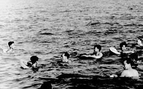 1954年，毛主席在北戴河游泳，偶然遇到一位老渔夫，老渔夫没认出毛主席是谁，还