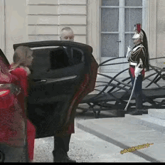 马克龙当总统的这些年，最大的快乐就是拥抱亲吻政要姐姐[笑着哭]而梅洛尼自从上位之