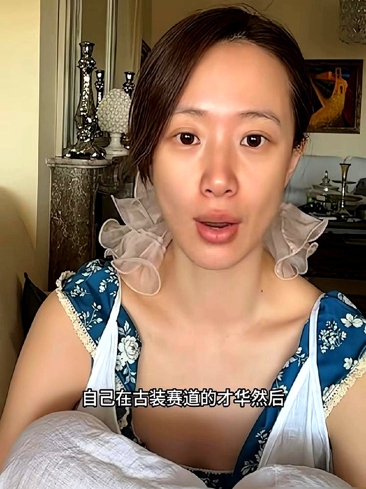 李梦开直播连滤镜都懒得开，黑眼圈、痘印全怼在镜头前，弹幕有人嘴碎问她是不是病了，她咧嘴一笑：于正老师
