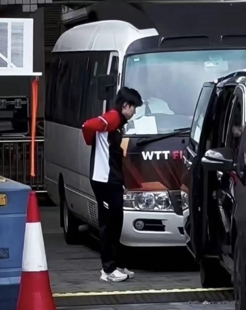 破防了[哭哭][哭哭]王楚钦走路的时候，上半身都不怎么敢动，一直揉腰，摸背，上午