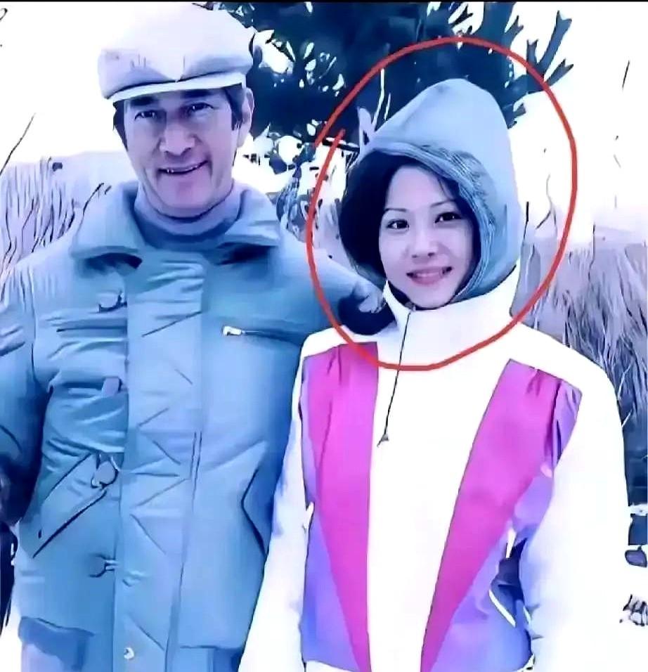 1985年，赌王送给陈婉珍一套房，公开她“三太”身份。她当年照顾着病床上失忆的