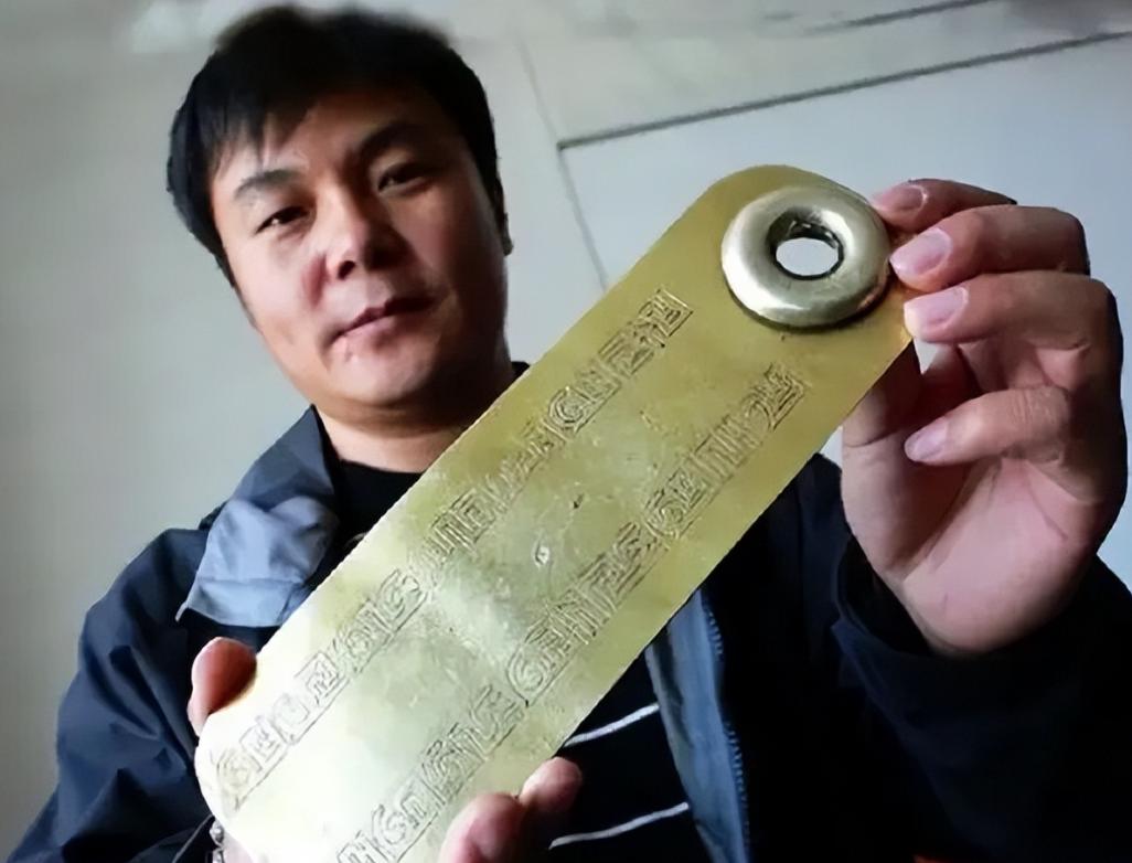 1998年，内蒙古兴安盟，李家正在办喜事，新媳妇敬茶后，婆婆小心翼翼的从口袋里掏