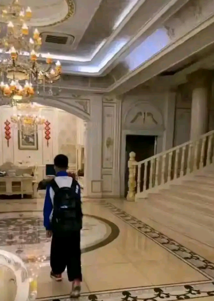 终于明白学校里为什么强制穿校服了