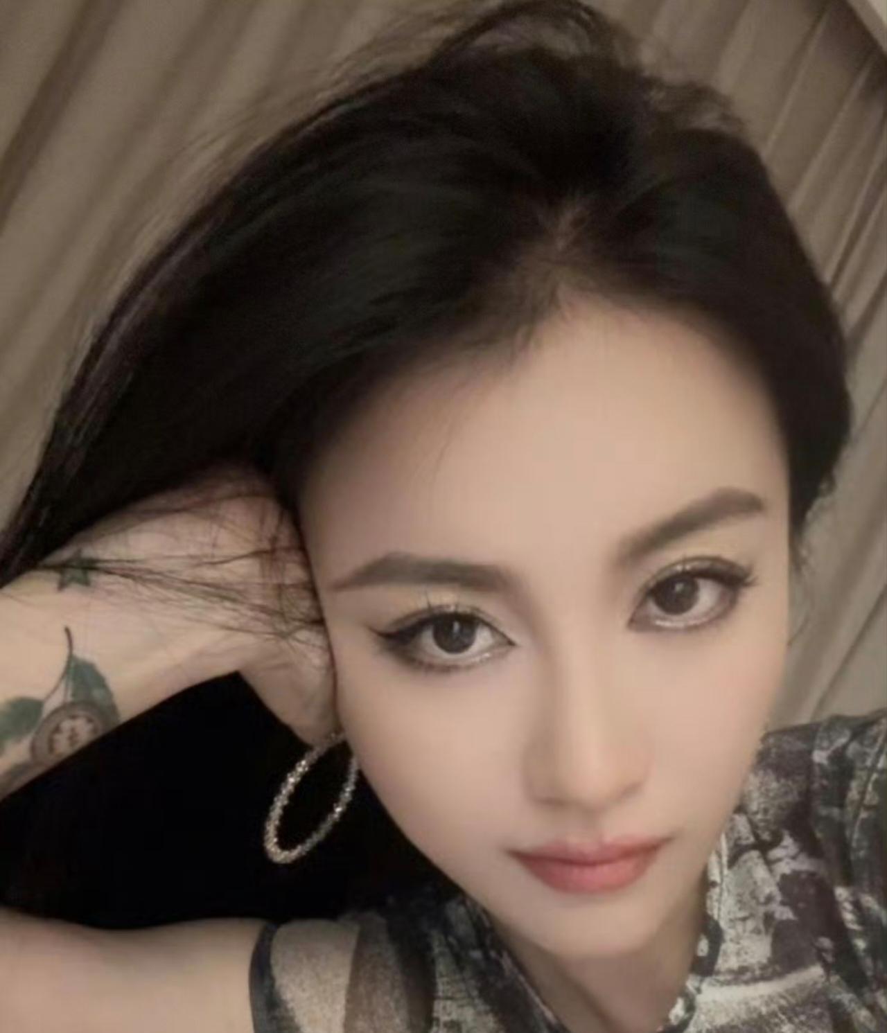 李嘉格在采访的时候说自己本来准备在官宣离婚当天发新歌《多亏》，意图通过音乐完成情