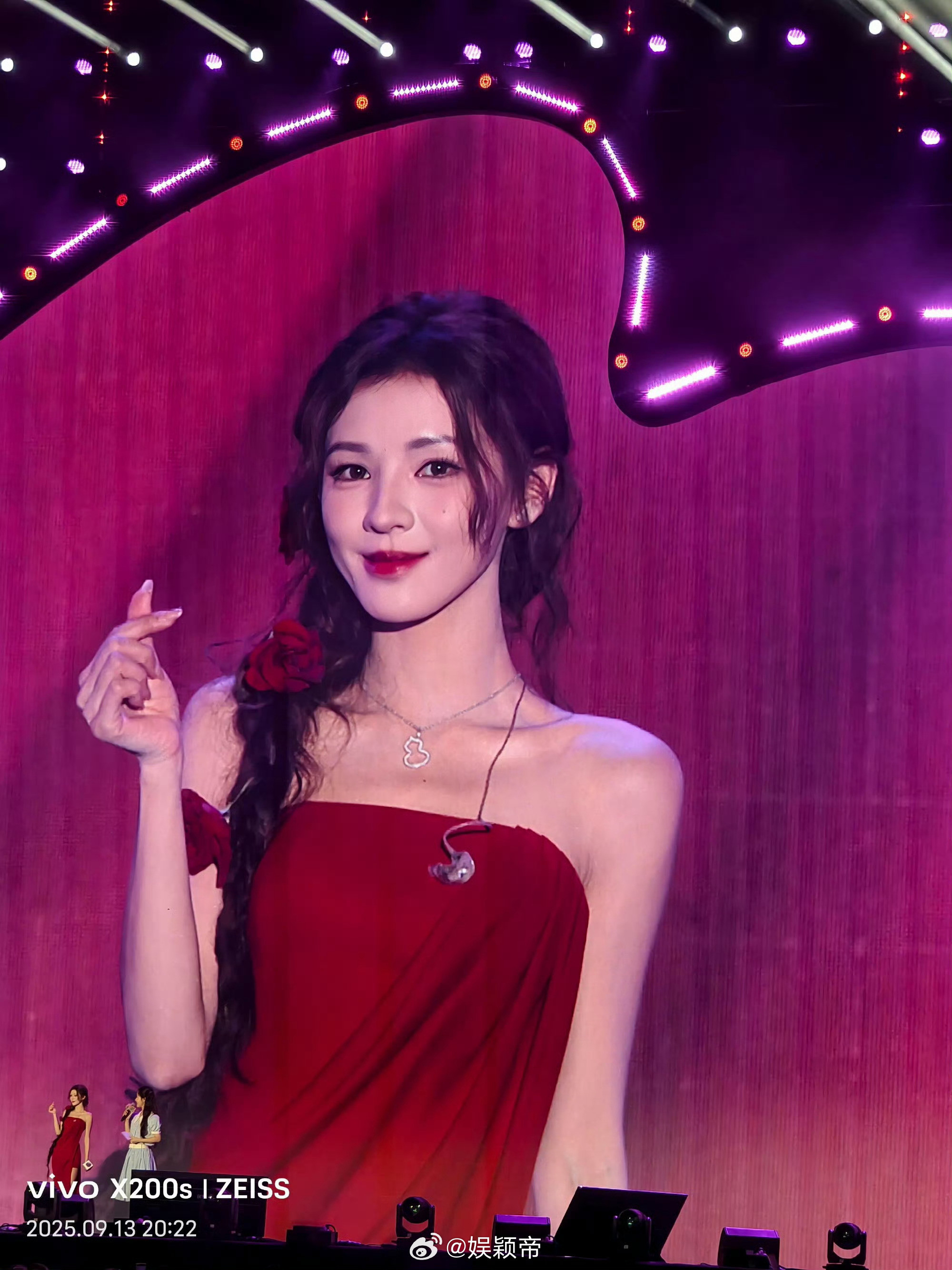 张予曦直播果然是“大屏的神”！镜头怼脸都扛住，五官精致得像精心雕琢的艺术品，这
