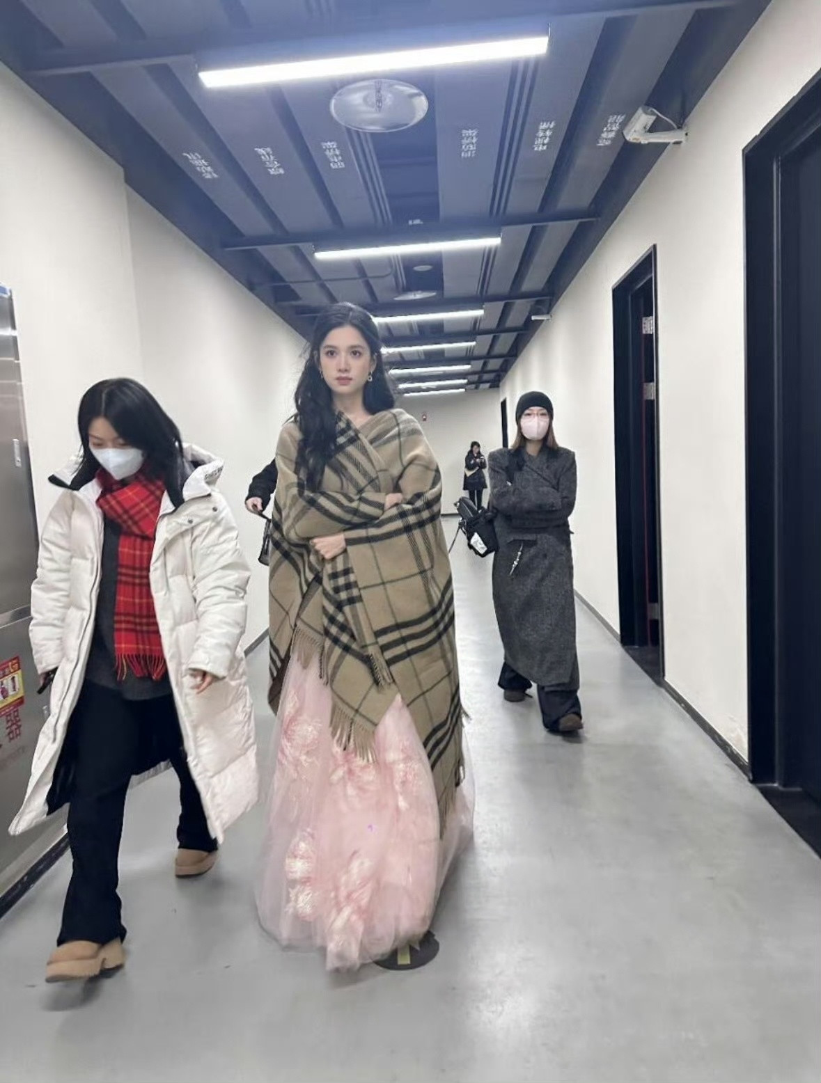 张婧仪春披肩冬围巾秋风衣是千金，是公主，是Burberry女郎❤️​​​