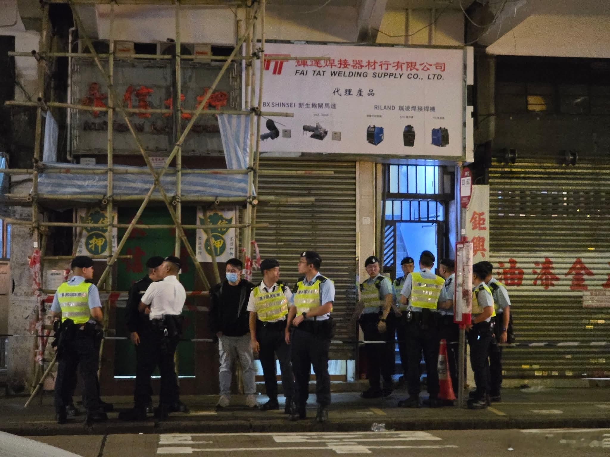 香港警方扫毒，多名逃犯堕楼酿一死拘十多人12月1日，香港警方根据情报在旺角一幢唐