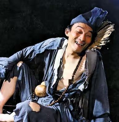 济公在灵隐寺疯疯癫癫过了一百年，临圆寂前，方丈忍不住问他：你到底为什么装疯？历