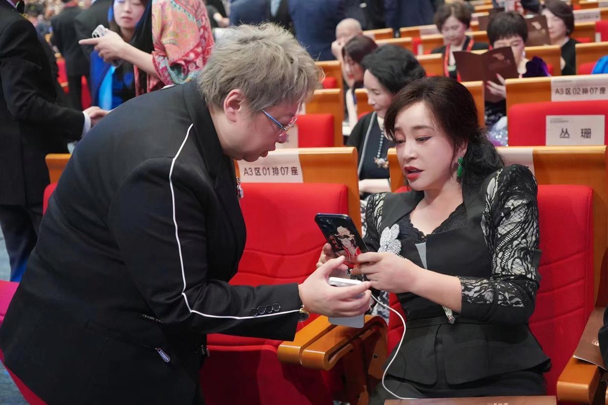 当年，韩红在活动上遇到刘晓庆，走过去跟她打招呼。韩红还问刘晓庆要了联系方式，