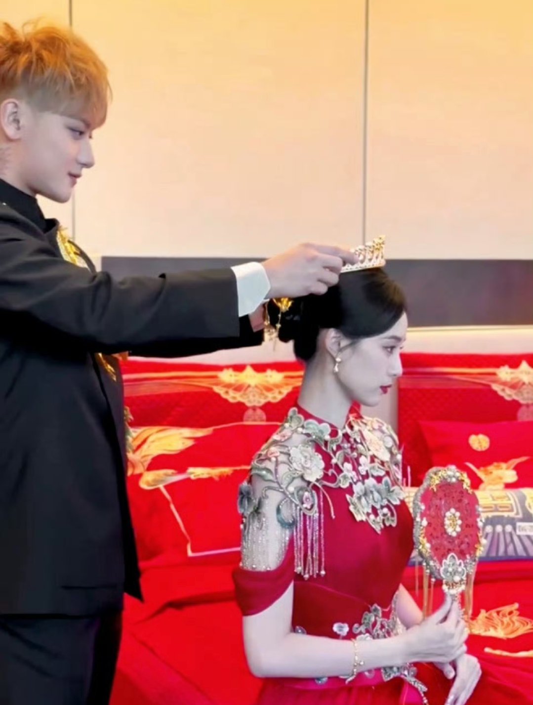 黄子韬徐艺洋中式敬茶婚服，专门找设计师兰玉定制的和西式礼服比更喜欢中式的哈哈