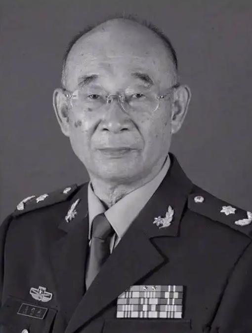 1993年，高伯龙望着出现故障的激光陀螺试验样机，眼泪止不住地往下流，嘴里念叨着