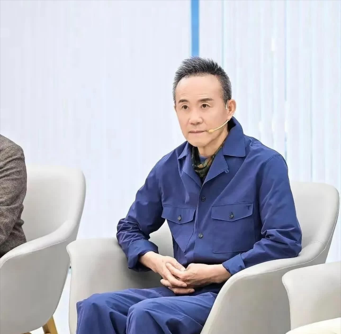 王石真是变化惊人啊！都74岁了，整个人显得畏畏缩缩的，眼神也没了光彩，往昔的大佬