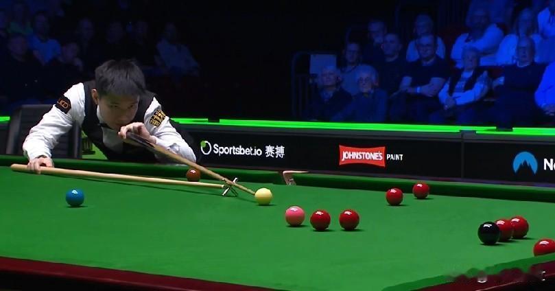 “让”二追二！是偶尔的失误还是有意为之？比赛开局，漫不经心防守、不假思索的鲁莽