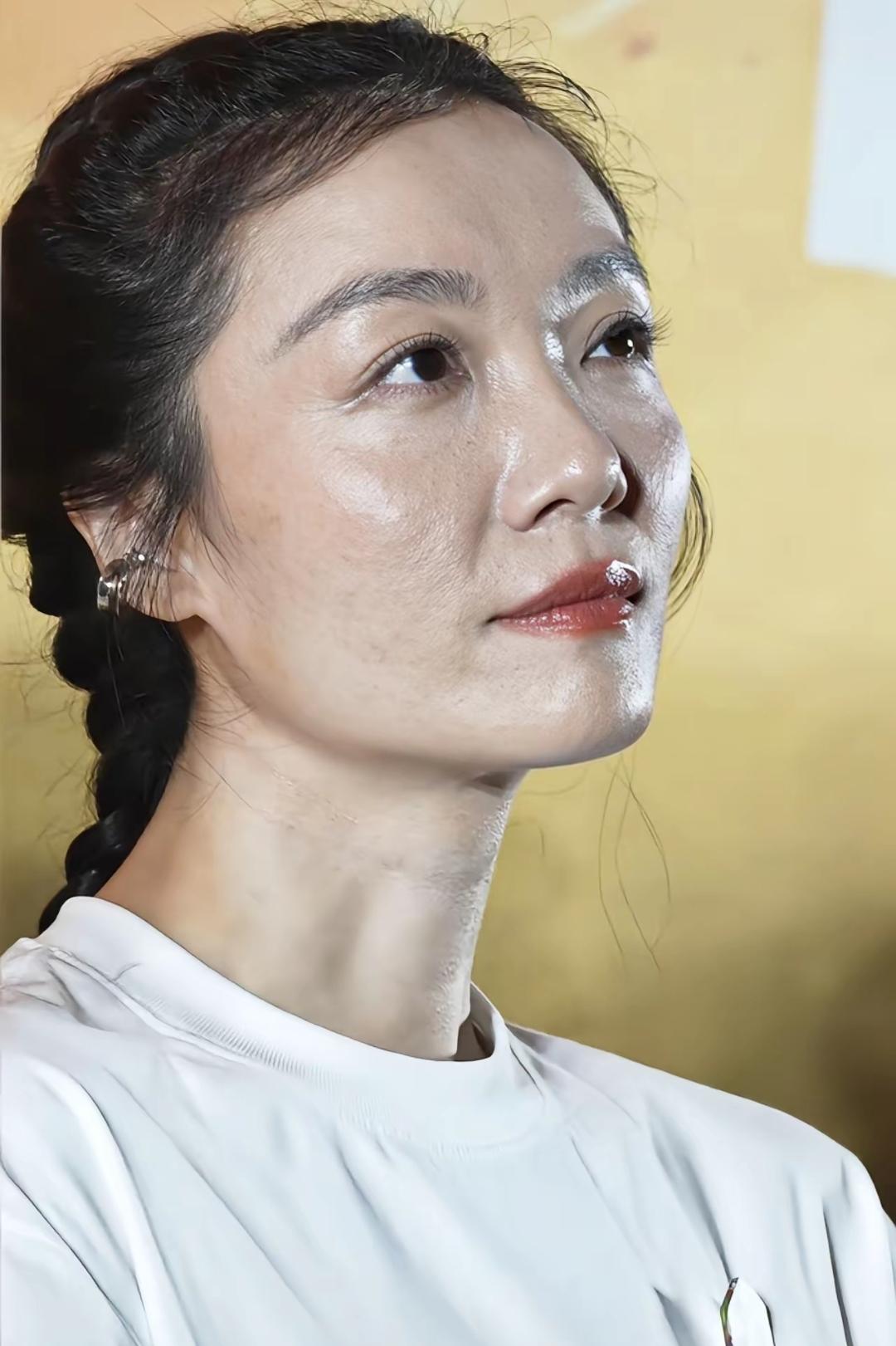 都说女明星很注重保养，这个皮肤也太真实了