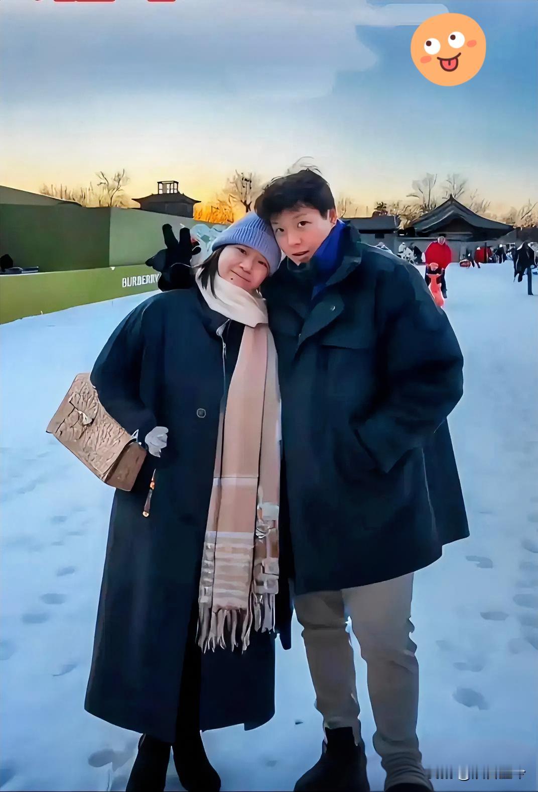 [红脸笑]刷到全红婵这张雪地合影，说实话，第一眼差点没认出来。