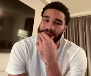 NBA球员杰森-塔图姆在一档播客中谈到勒布朗-詹姆斯退役的话题。塔图姆表示：“