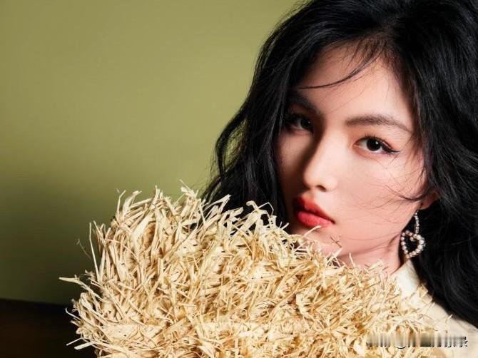 16岁王诗龄近照刷屏，这次真的美到认不出！之前一直被网友建议：妆容偏成熟、