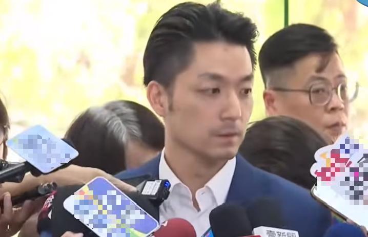 最近，蒋万安儿子蒋得立赴美爆争议！民进党台北市议员简舒培指出，台北市教育局推动的