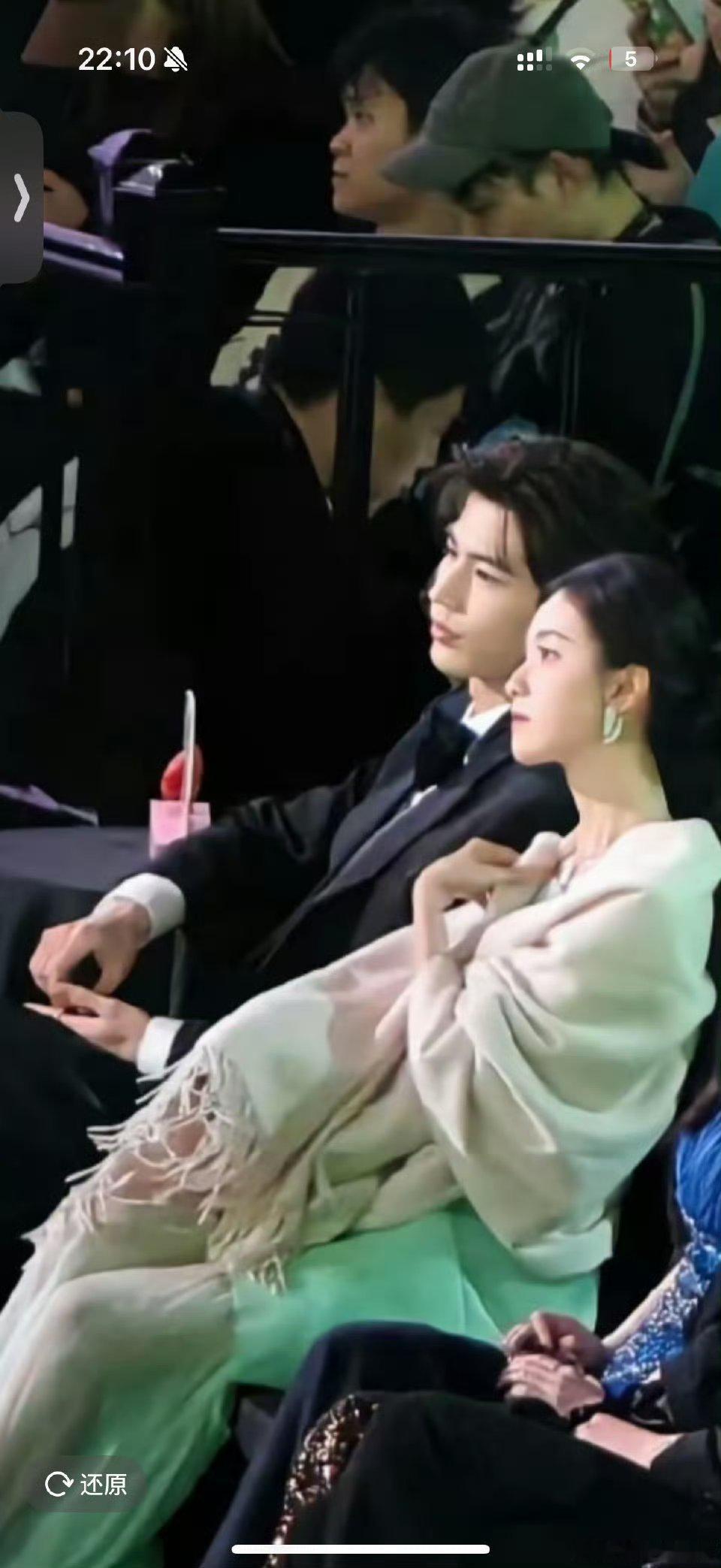 张凌赫陈都灵同框好养眼吧，谁给递个现偶本