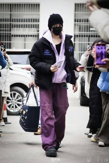 侯明昊上班每一次看小猫哥的上班搭配，都像是在欣赏一场精美的艺术表演。他对服装的