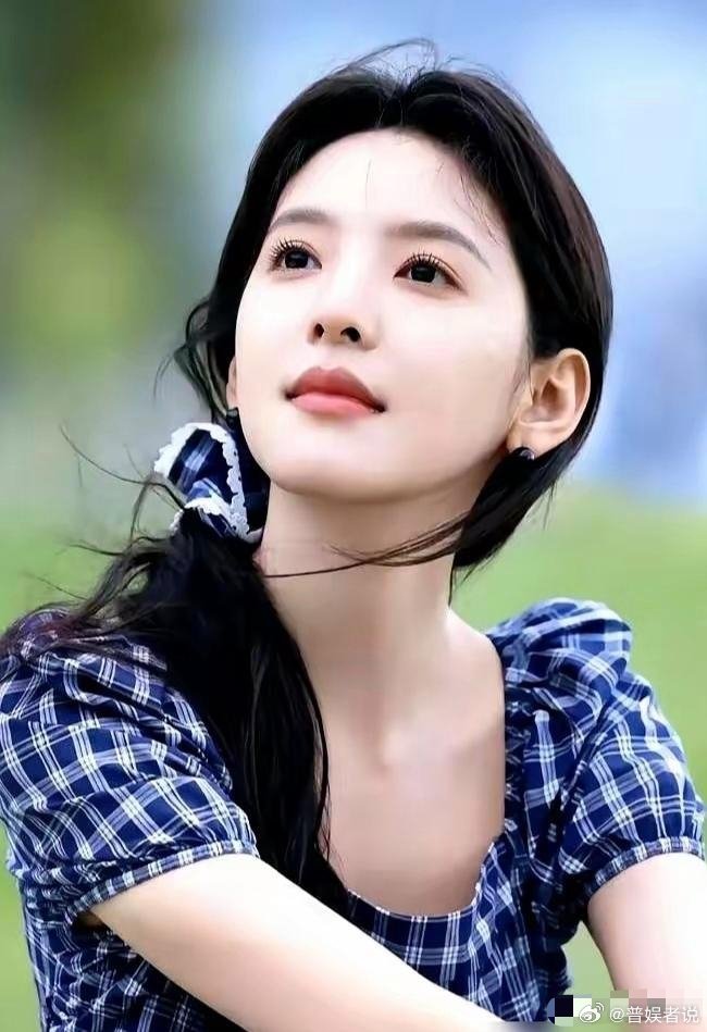 别信什么“天价片酬”的鬼话。看看章若楠。《难哄》爆了，她身价飞涨，片酬传到了千万