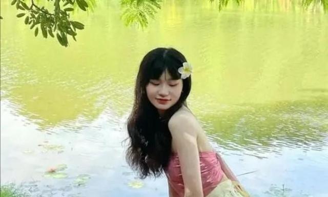 1970年，17岁知青马明辉在河边，不小心看见个陌生姑娘洗澡。他赶紧道歉：“对不