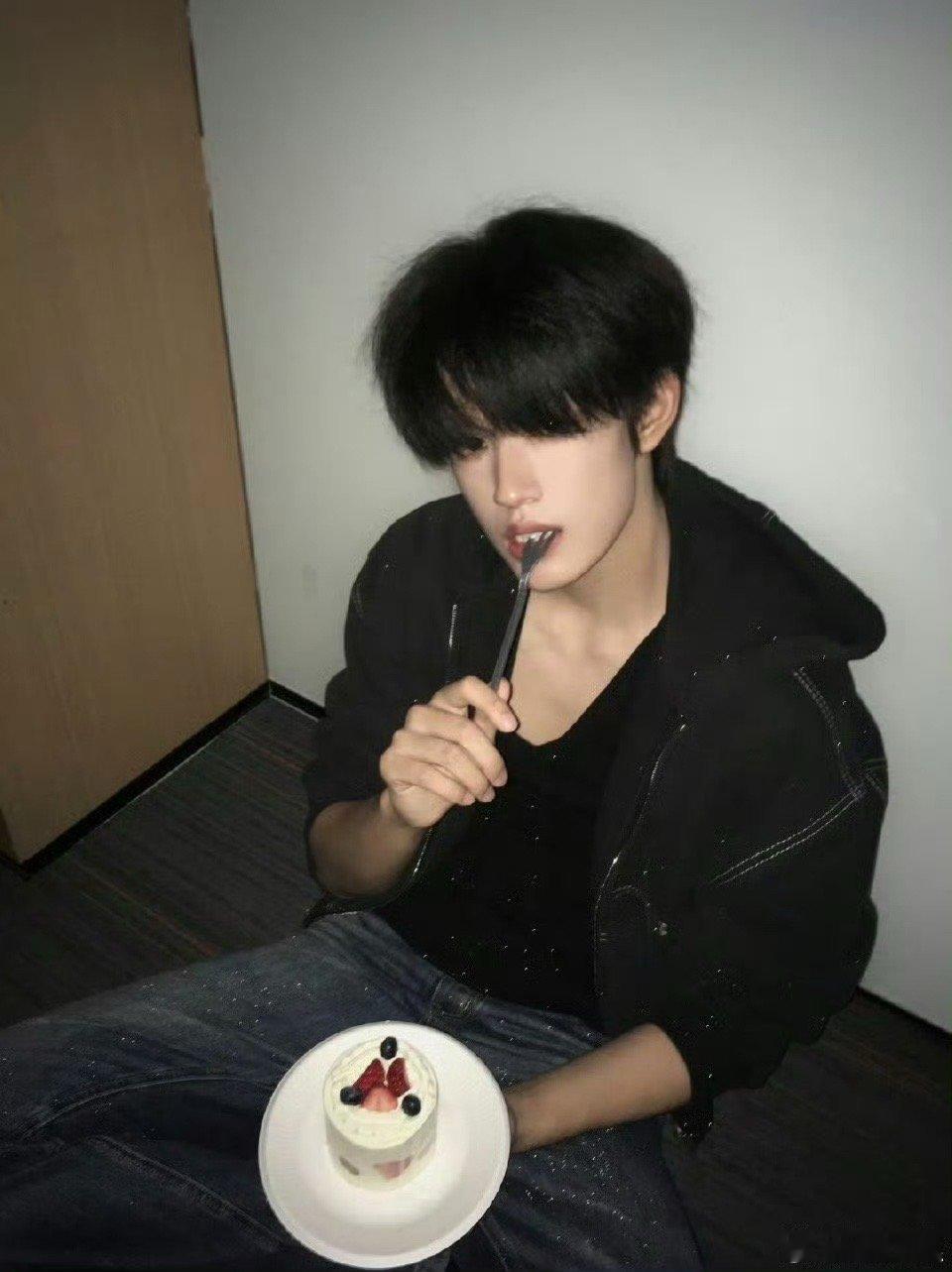 张极给你们拍的张极不是抓拍是给你们拍的别人是被镜头推着走，他是牵着镜头一起走