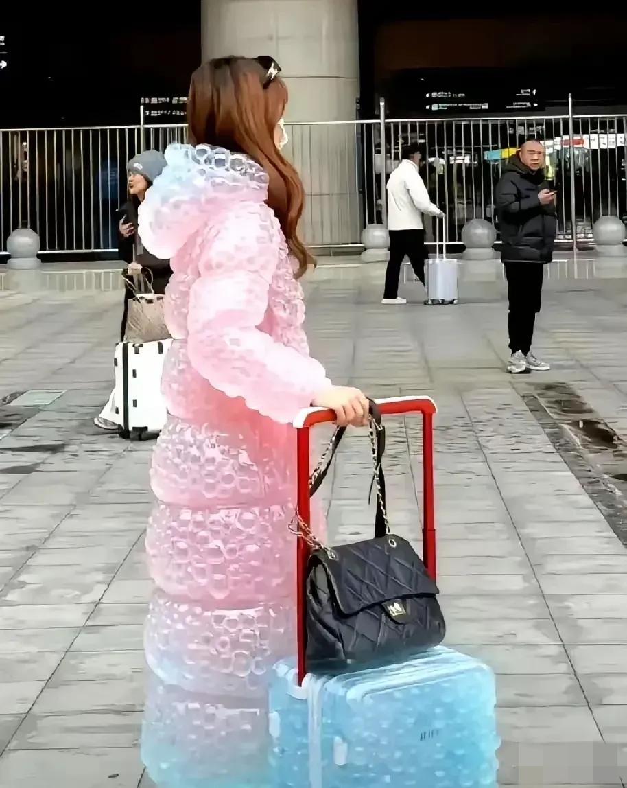 家人们，这羽绒服是把泡泡纸焊身上了吧？走两步是不是还得听“噼里啪啦”的响，主打一