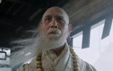 1993年，王晶拍摄《九品芝麻官》时，找不到饰演“李公公”的合适演员，周星驰说：