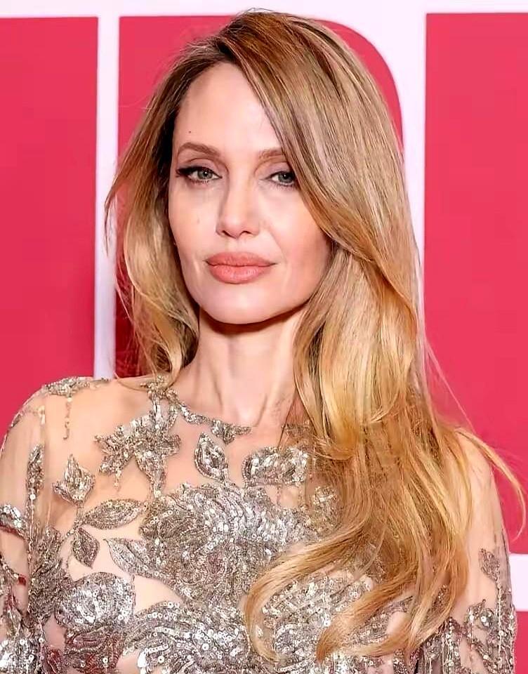 她撩开礼服，向全世界展示了胸前的疤痕。2026年巴黎首映礼，她一身银色透纱