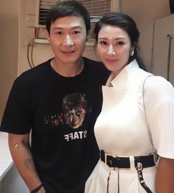 李嘉欣大婚那天，黎明在后台偷偷抹了把眼泪。你以为的意难平，其实是港娱最顶级友谊