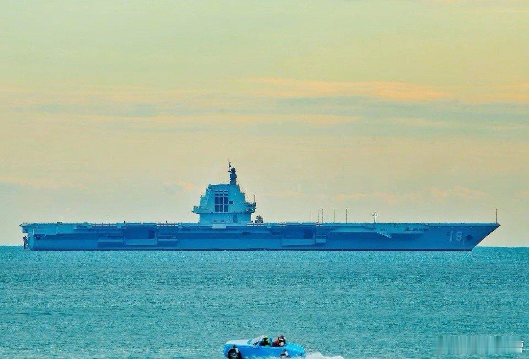 福建舰又出港了，这次是和跑车摩托艇同框上次还是和皮卡丘摩托艇同框国泰民安此刻才是