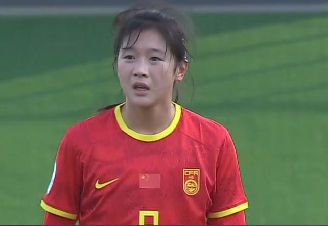 中国女足要出偶像级明星了，天然一股气质。在中国女足历史上，是有不少明星、甚至是