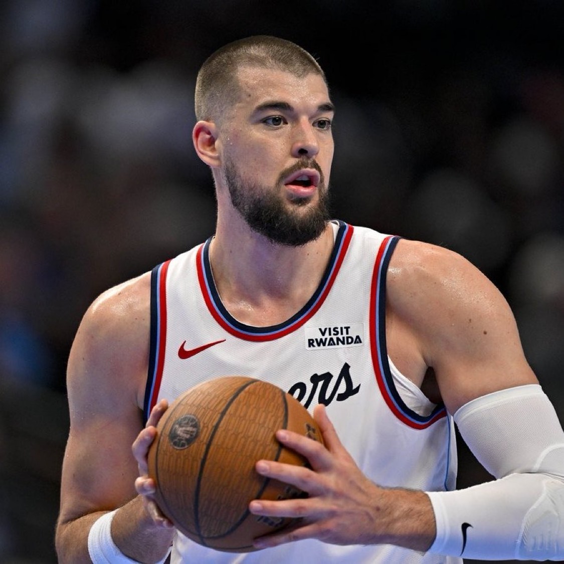 “联盟消息人士表示，联盟中各支球队在联系快船询问祖巴茨时发出了混杂的信号，不知道