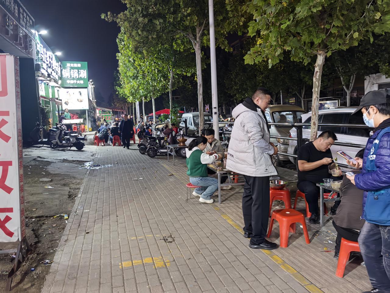 地摊铜锅涮肉，生意真是好的不得了！两家卖牛羊肉的都在争着干！白天卖肉，晚上铜锅涮