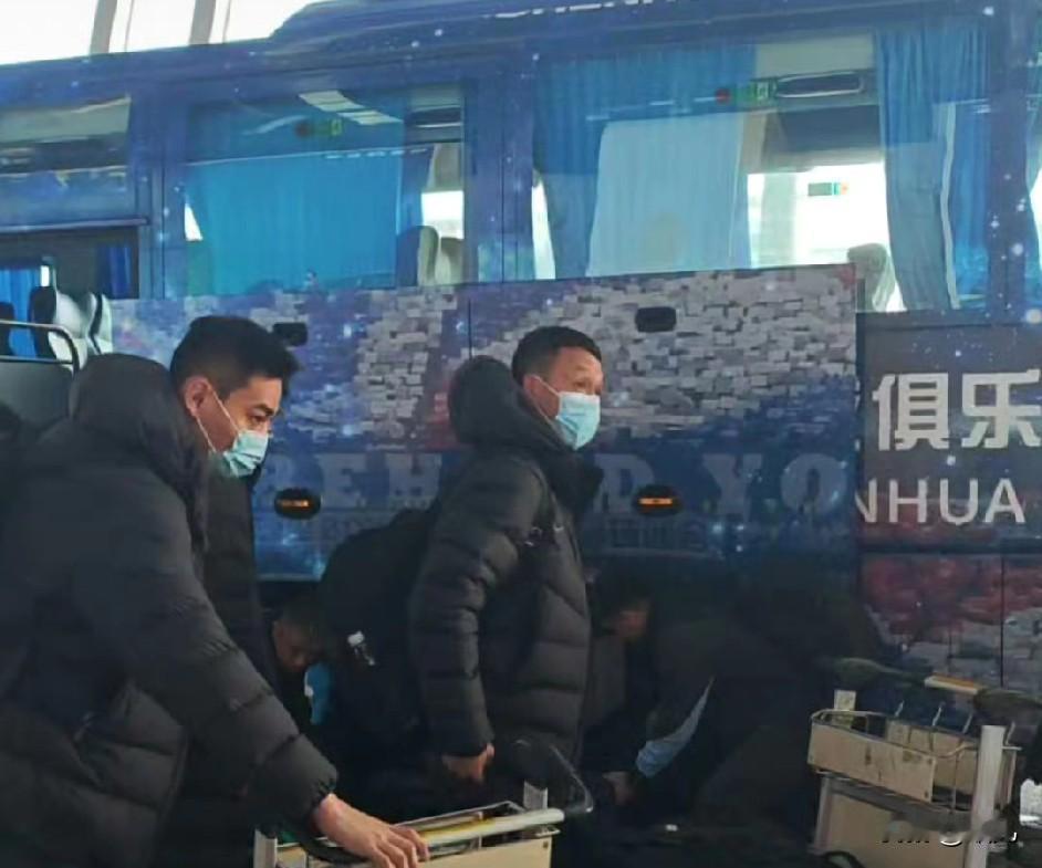 上海申花1月7从机场出发去西亚迪拜进行冬训，从去机场的视频看，新的外籍门将教练托