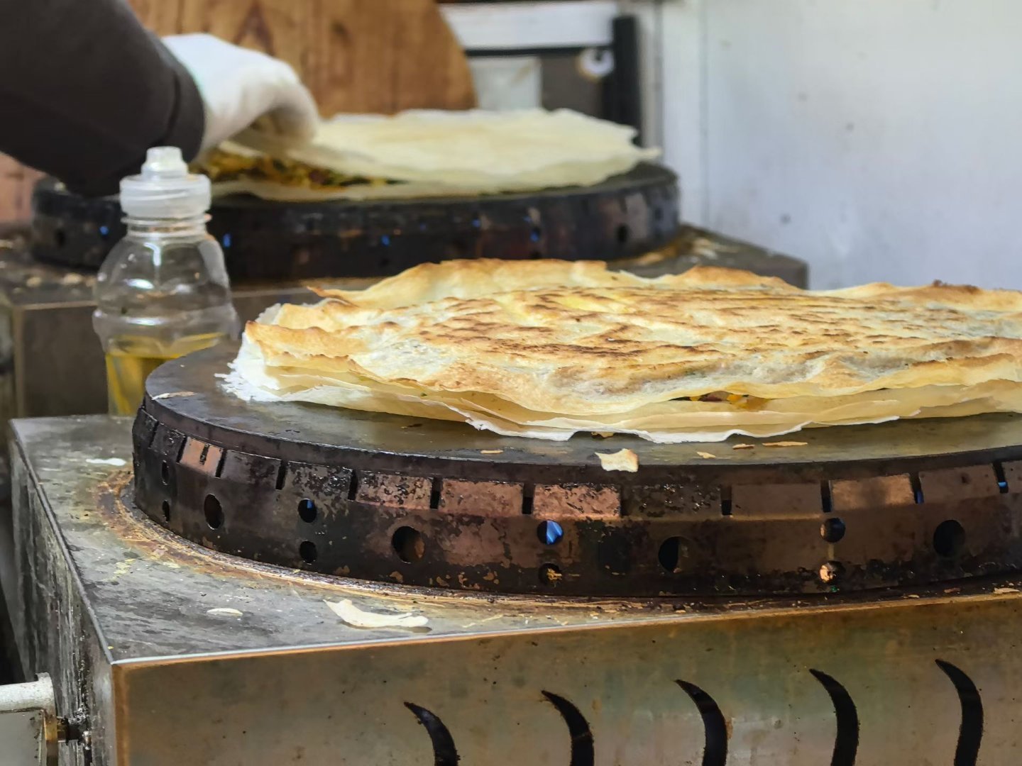 大晚上饿了，和好邻居一拍即合，约了个煎饼果子版夜宵，哈哈