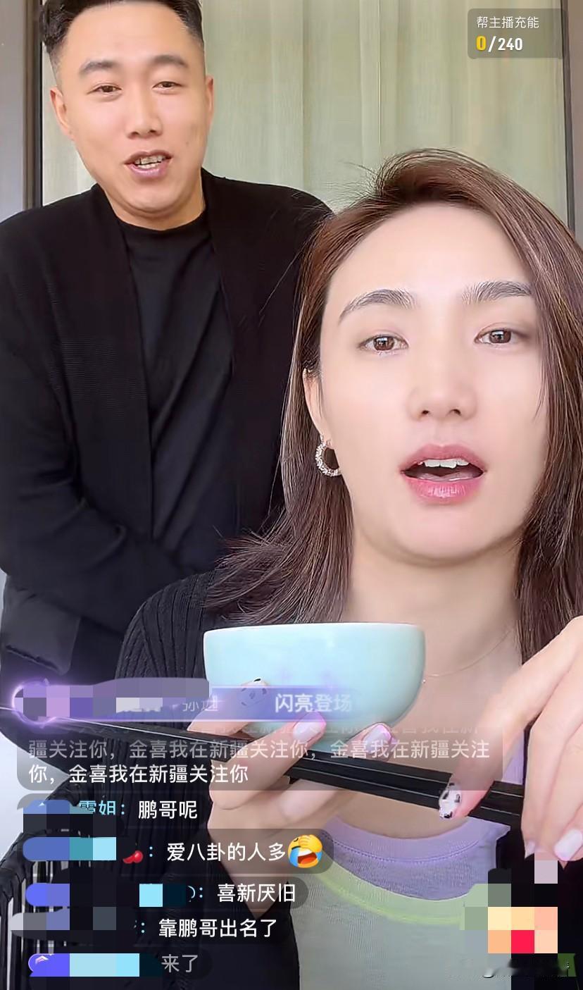 很久没有直播也没有拍视频的海哈金喜，1月8日在三亚直播，有人问他后面的男的是谁？