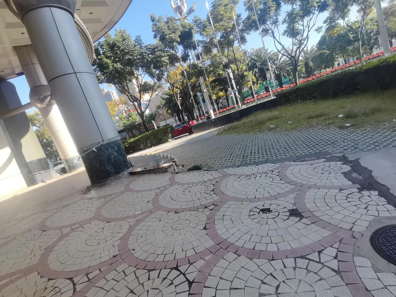 位于滇池路上这个云南省科学技术院大楼正门口好冷清，还围着警戒线，门口杂草从生，大