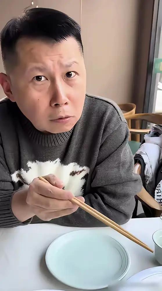 从视频的情况来看，何云伟很可能不知道杀零狗是干什么的，也不知道火才哥是干什么的，