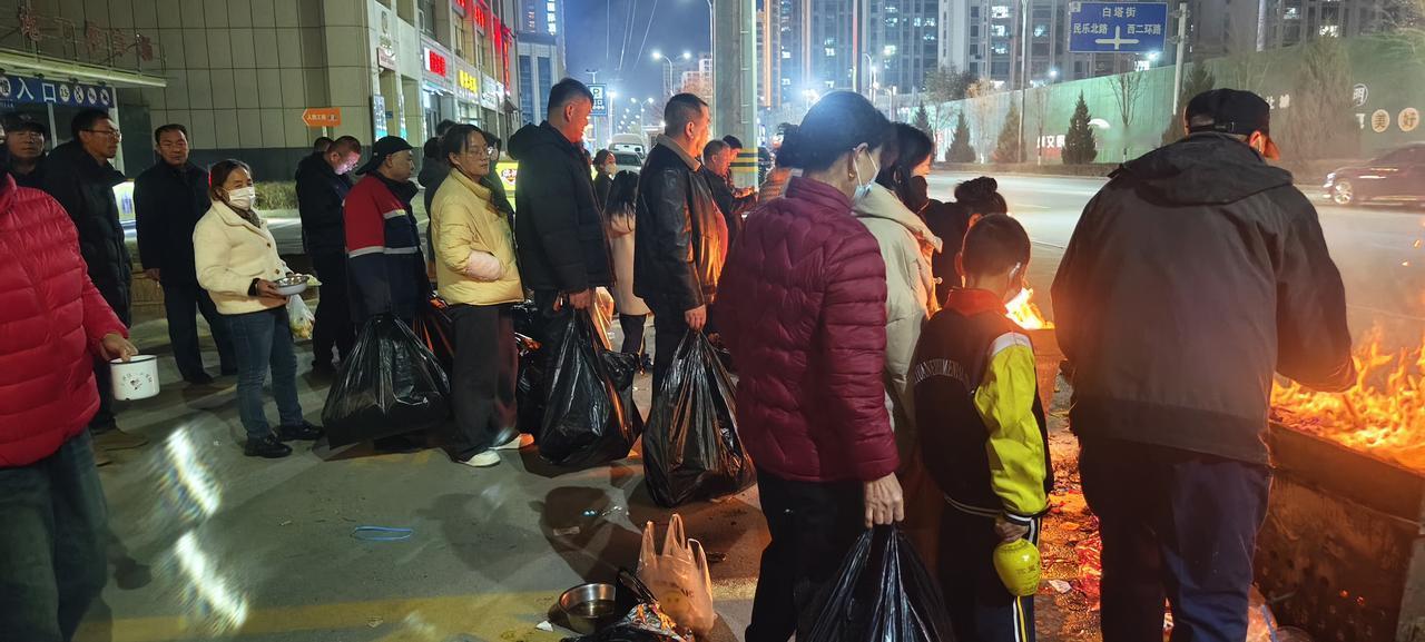 今天十月一，又名寒衣节，是给祖先烧纸的日子，只见马路上，小区门口，到处都是烧纸的