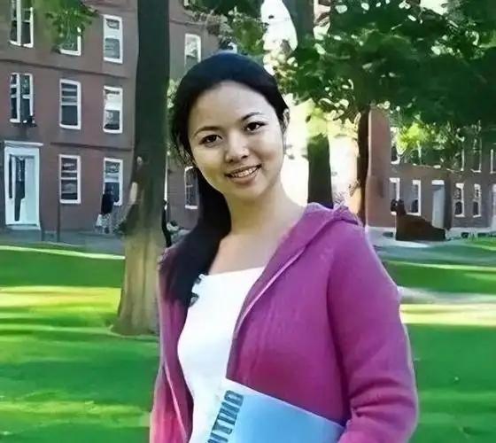 西方媒体坏，但是也很聪明： 西方媒体特别喜欢挑华裔女性当主角，塑造成独立、觉