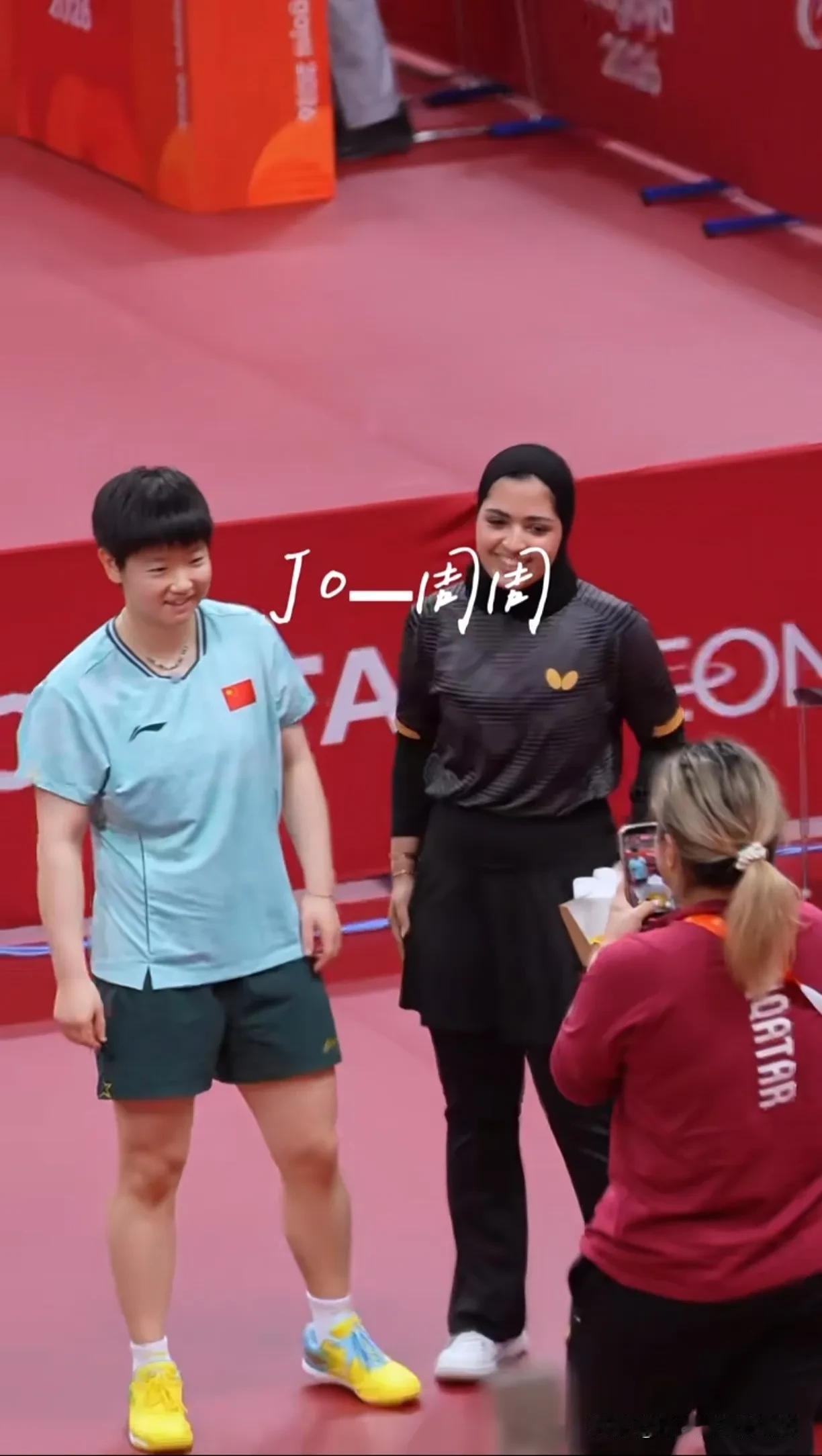 今天对手追星成功！如愿和孙颖莎合影留念[赞]今天对面小妹妹不是来打球的吧，化了