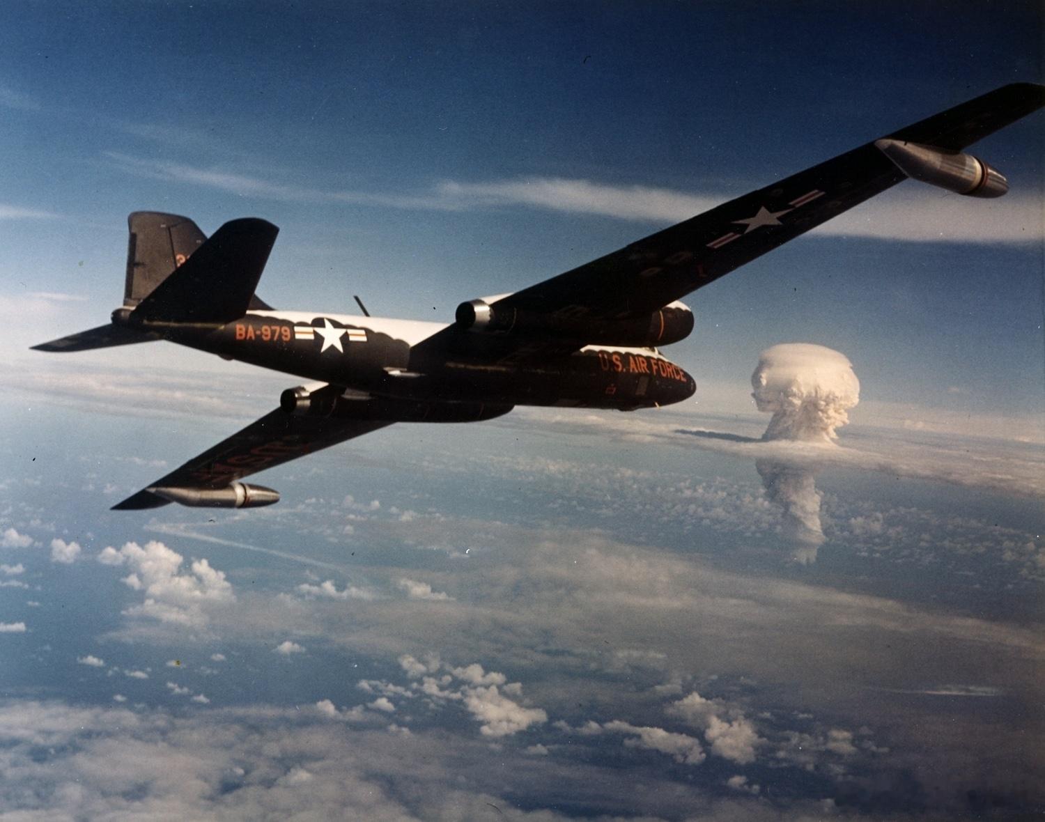 1958年7月22日下午4点20分，比基尼环礁上空升起了“杜松”核试验的巨型烟云