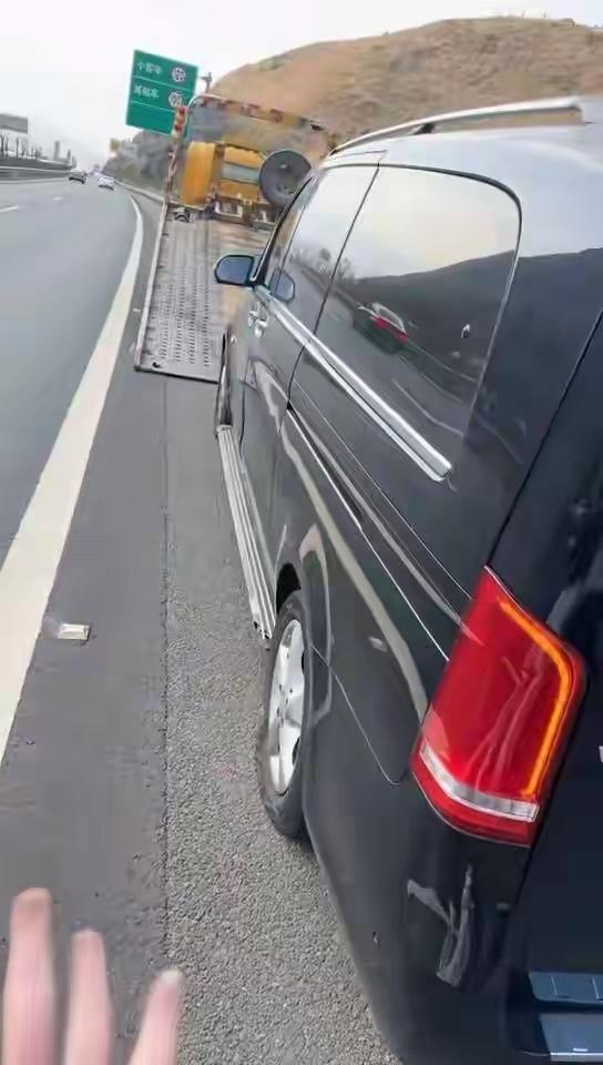 近日，一位广东网友在社交平台反映，自己从广东潮汕自驾前往云南途中，在大丽（大理—